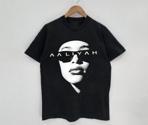 Aaliyah Face Minimal Black White Unisex T-shirt